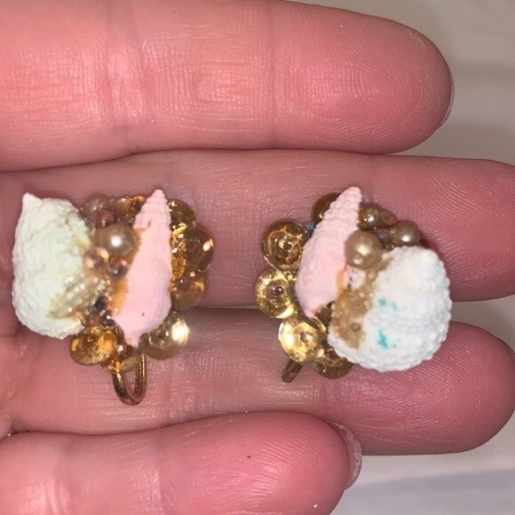 Vintage Shell Screw Back Earrings - Picture 1 of 3